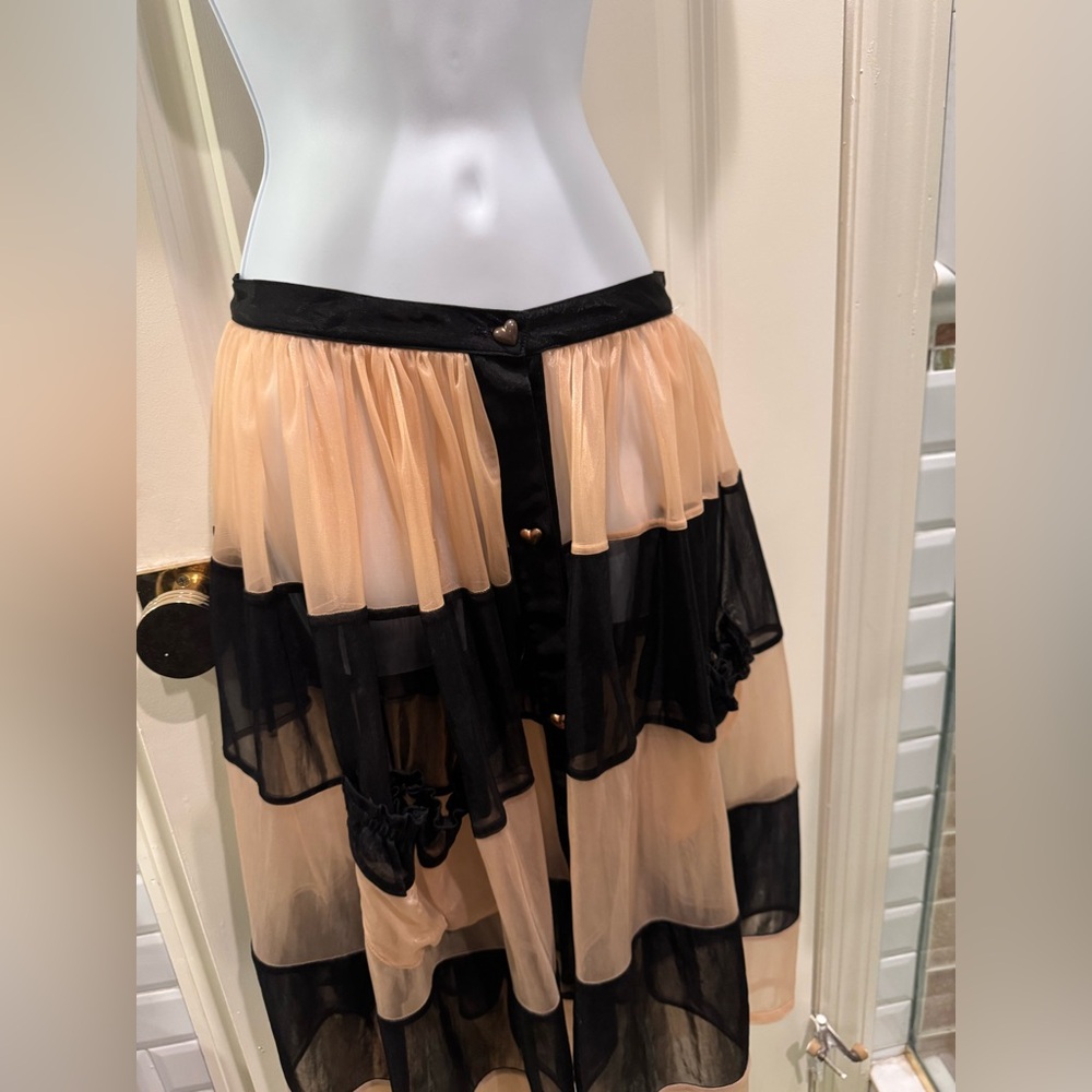Designer skirt - Picture 2 of 7